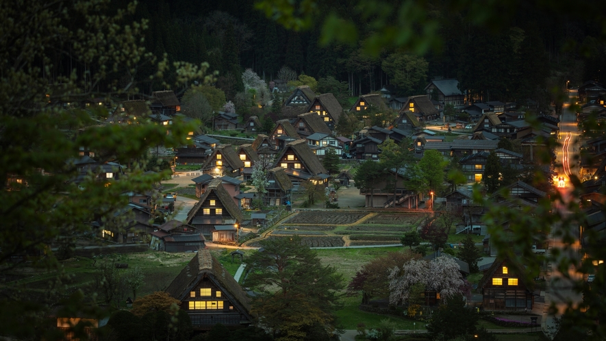 【周辺観光】白川郷：世界遺産に登録、日本の原風景が残る村。合掌造りの集落として有名（お車120分）