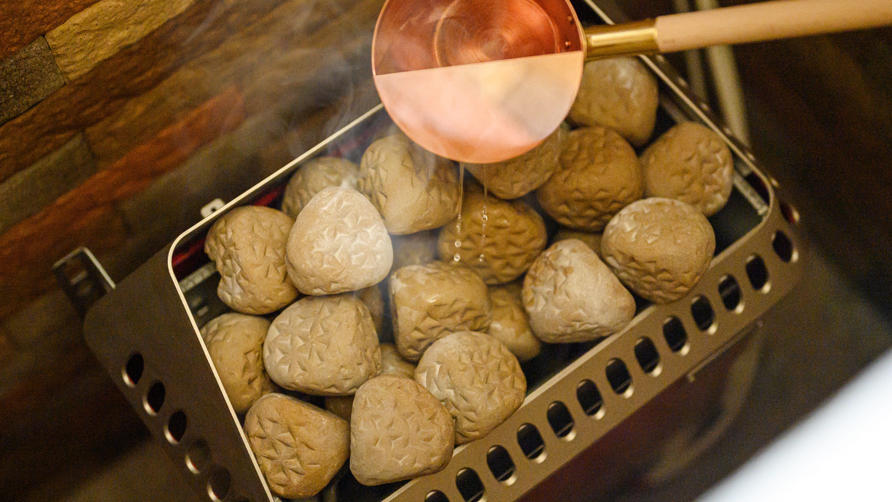 【源泉露天風呂＆サウナ付き洋室ツイン】サウナのロウリュイメージ