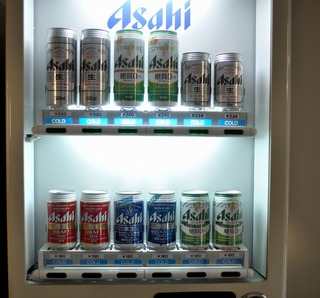 ビール、発泡酒の自販機はロビーにございます