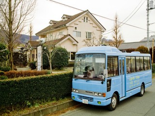 送迎用バスと隣接のレストラン