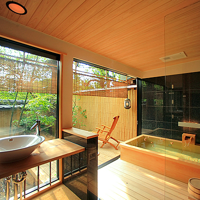 "คิคุโนะมะ" อ่างอาบน้ำกึ่งกลางแจ้งในสวน
