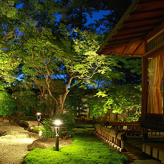 ライトアップされた「竹の間」の庭園