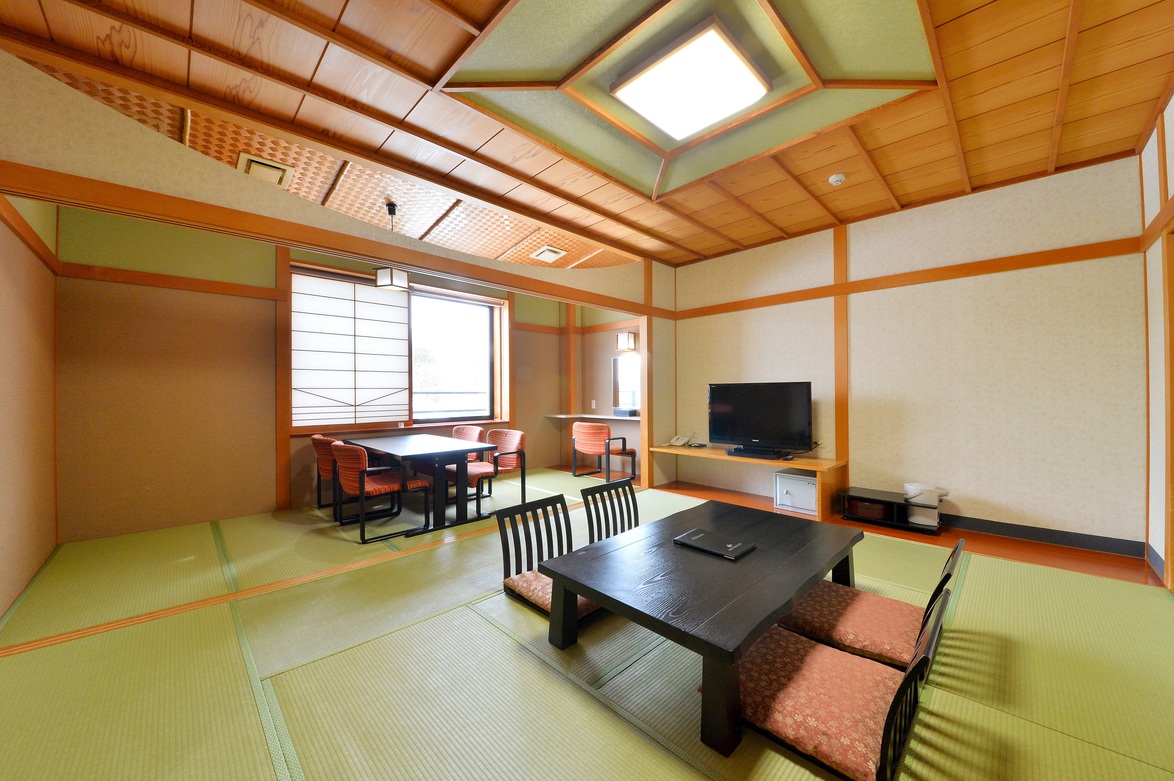 和室15畳・洗面台/洗浄器付トイレ完備