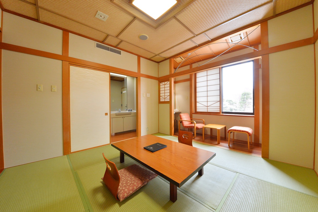 和室8畳・洗面台/洗浄器付トイレ完備