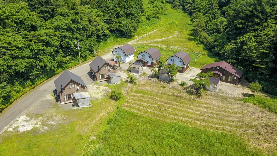 全景・大自然の中に佇む・建物の前に屋根付・照明付きのBBQハウス