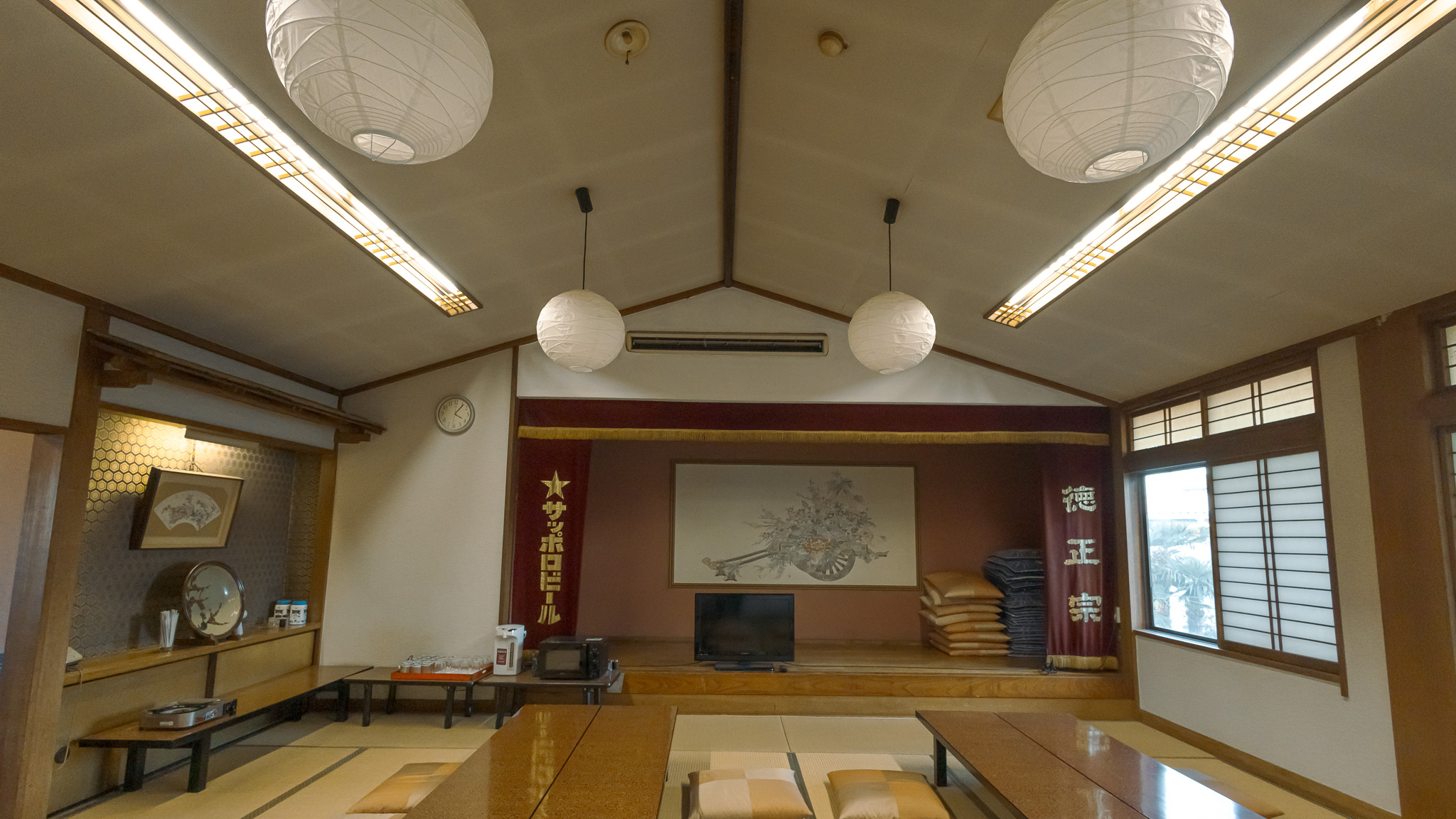 *食事会場/大広間をお食事処として。団体様のお受け入れも歓迎です。
