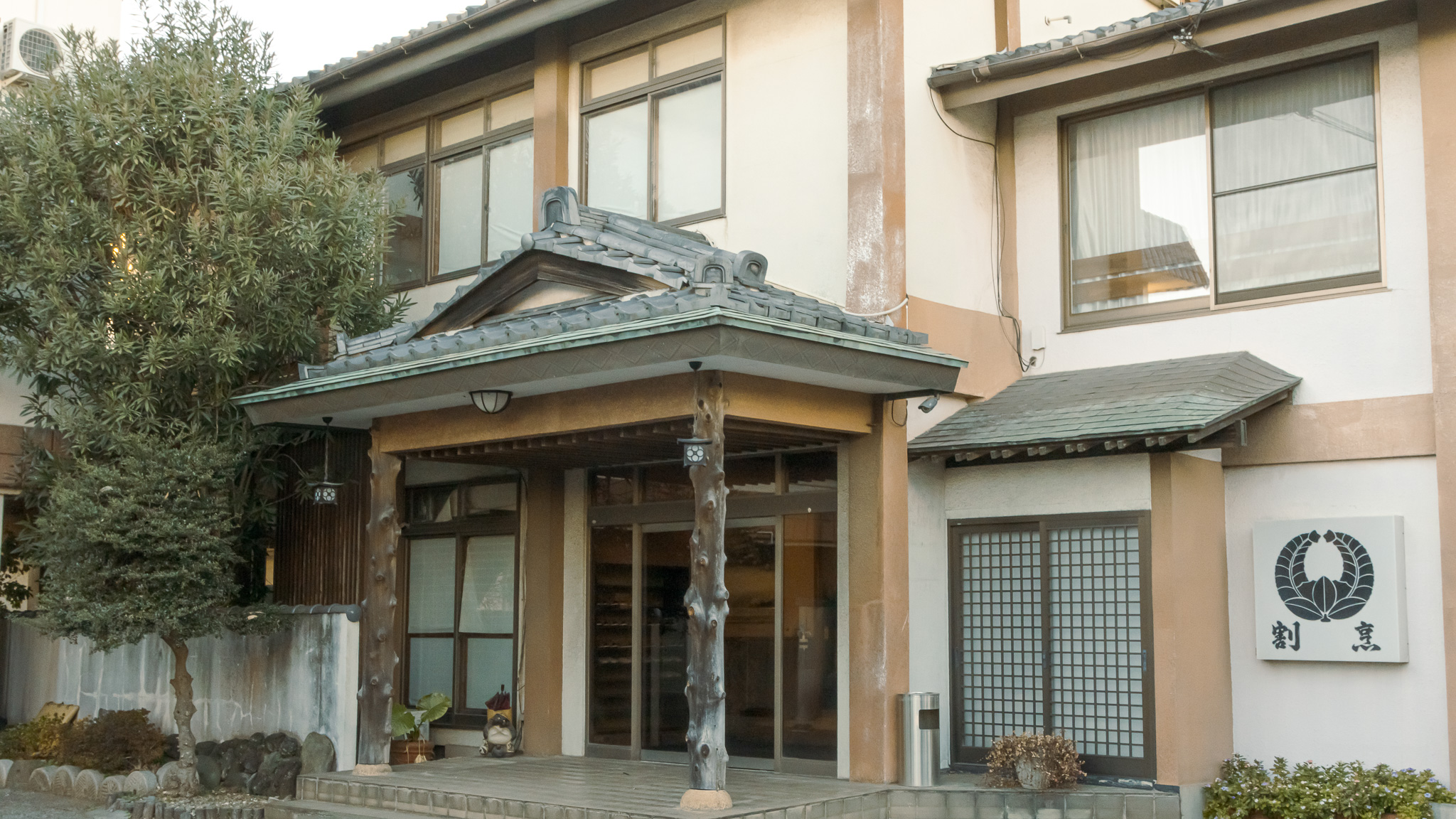 *外観/フロントはこちらの入口よりお入りください。