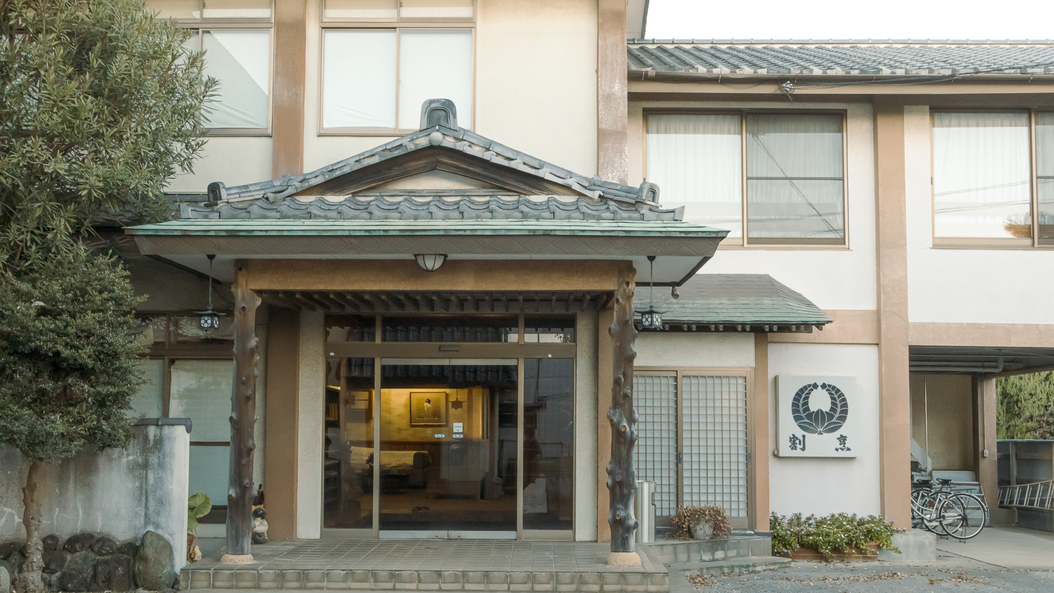 *外観/右側には貸出用の自転車がございます