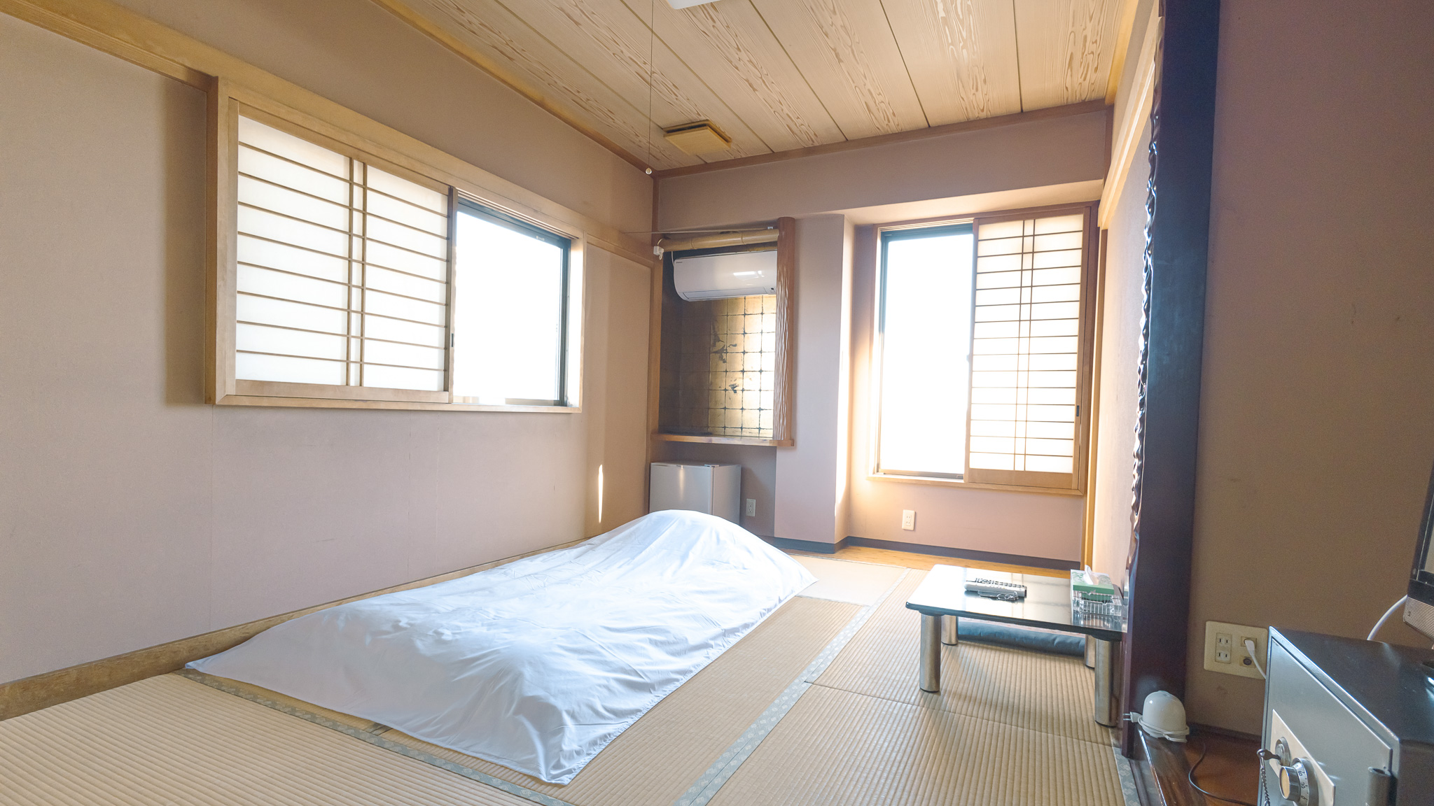 *和室一例/様々なお部屋をご用意しています。どこに泊まれるかはご来館時のお楽しみ。