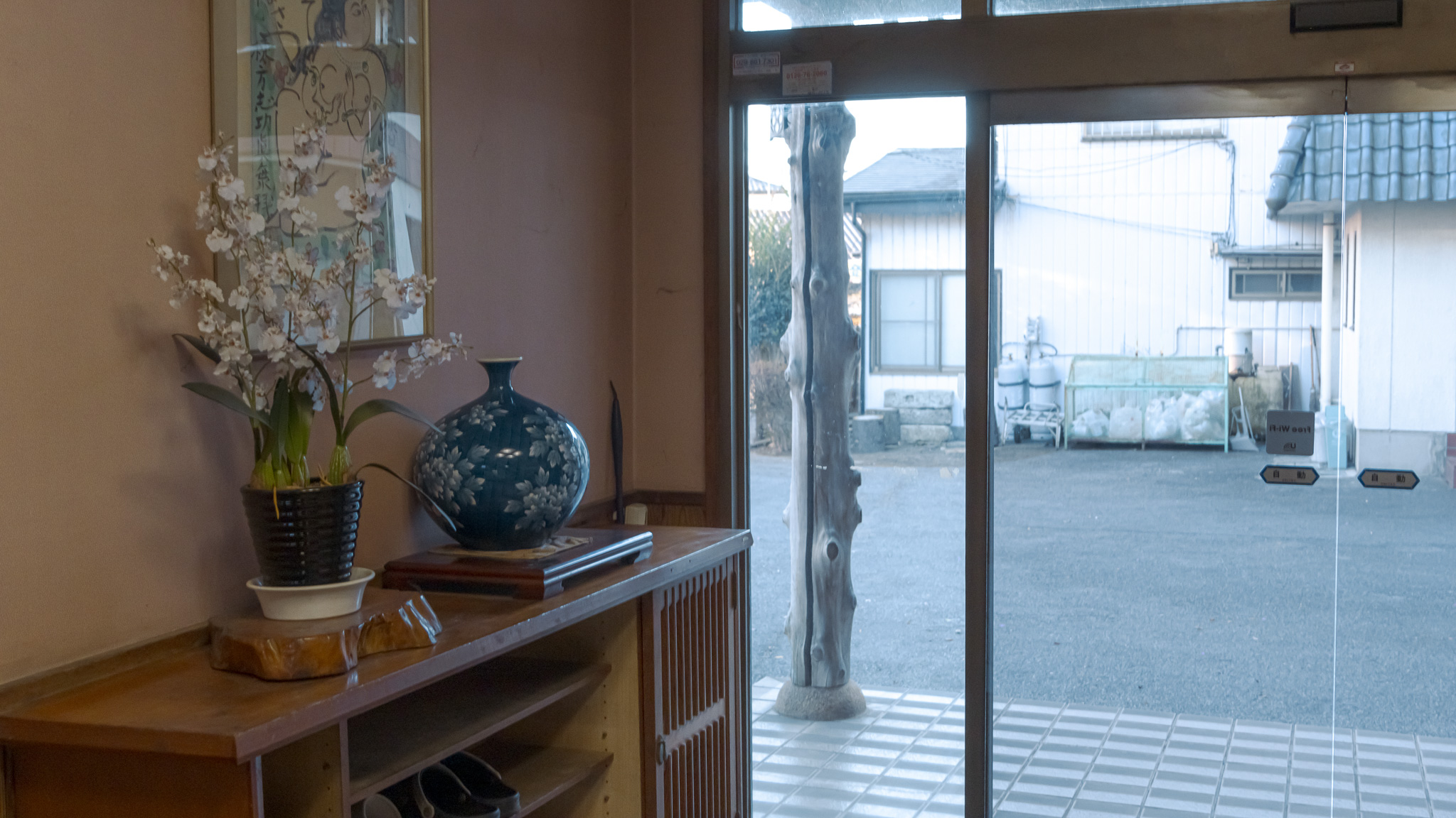 *フロント・ロビー/季節のお花がお出迎えいたします