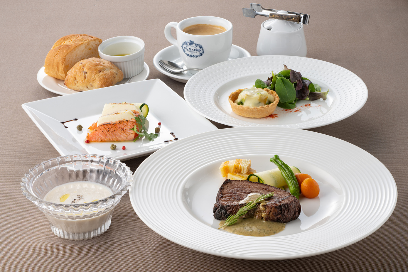 【スタンダード】季節に合わせた旬の食材を使用♪富士五湖・西湖を望むオーベルジュで創作フレンチに舌鼓☆