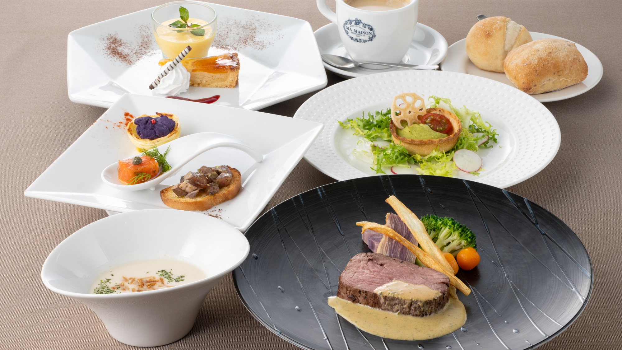 【ご夕食一例】スタンダードコース。旬の素材を使った本格フレンチコースをお楽しみくださいませ。