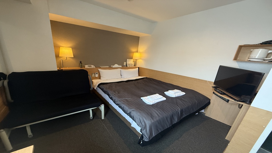 【禁煙】ダブルベッド■幅140ｃｍ■高速Wi-Fi完備