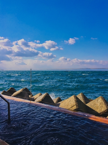 海上露天風呂　波の湯茜♨　オレンジベイのすぐ裏手にあります♪　夕方からは貸し切りにできます♪♪