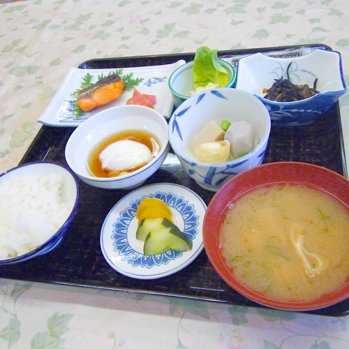 【朝食】ごはん、お味噌汁、焼き魚など定番の和定食をご用意いたします。