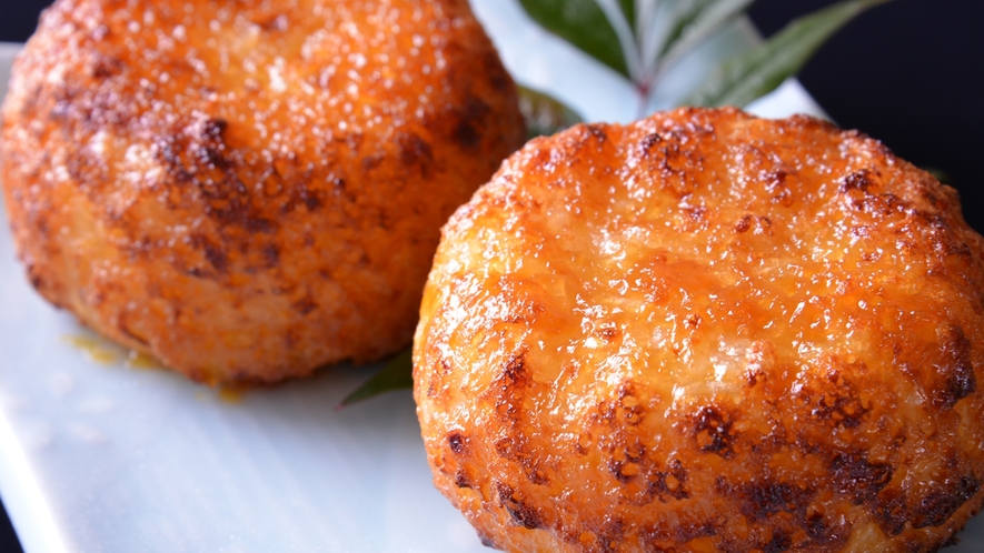 *お夕食一例(焼きおにぎり)/味噌仕立ての焼きおにぎりはふっくら香ばしい味わいに。お夜食にも◎