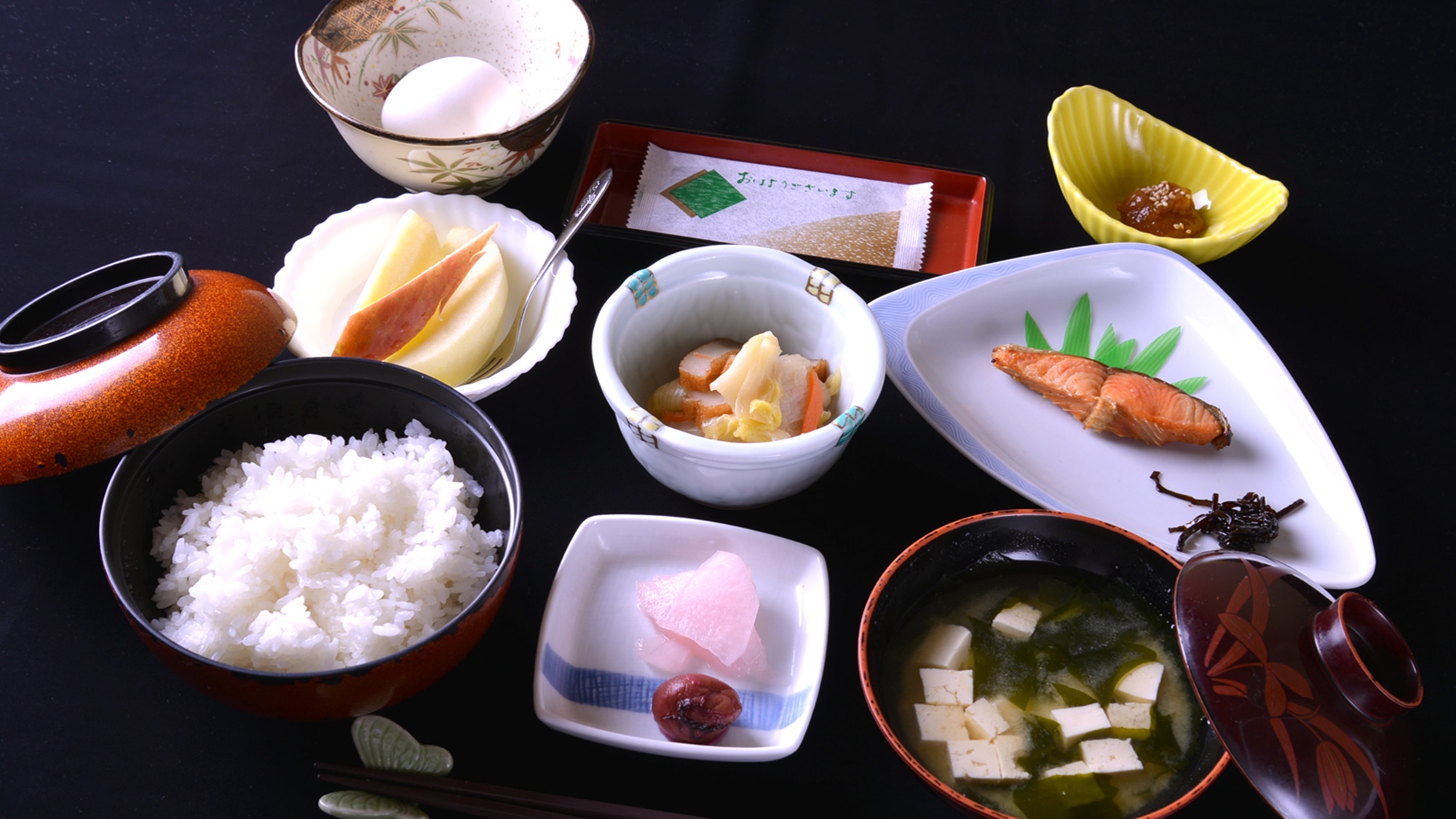 *地元の食材を活かした朝食は懐かしい郷土の味わいに。