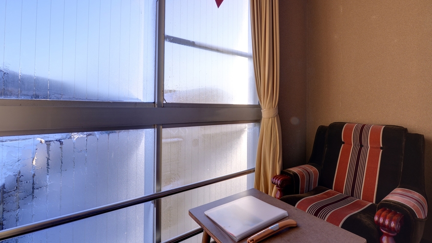 *和室6畳(トイレなし)/窓辺に腰かけて、ぼんやり外の景色を眺める。