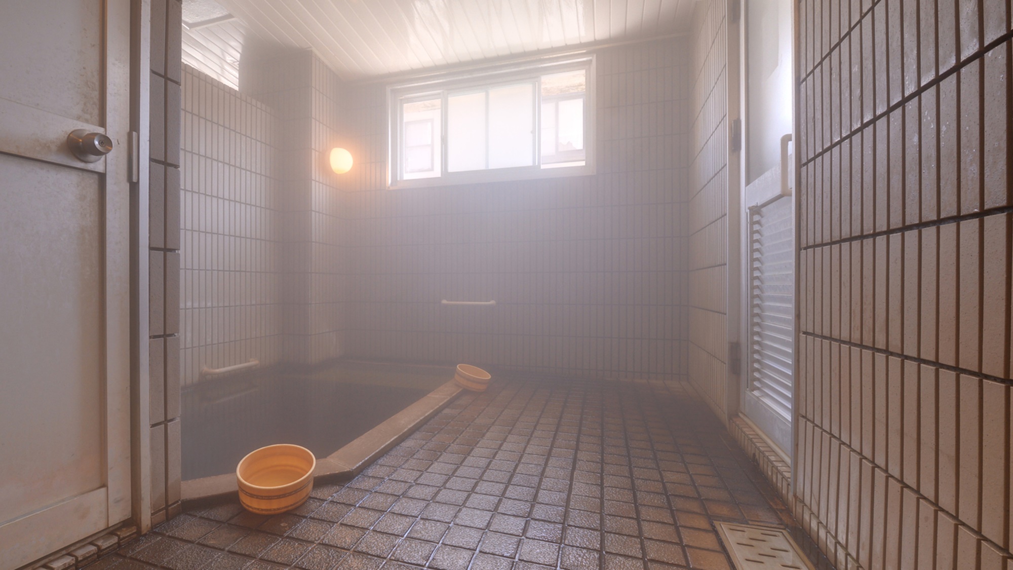 *小浴場(男湯)/“薬湯・不老泉”として親しまれる小浴場は、体の芯からポカポカと暖まる湯として人気!