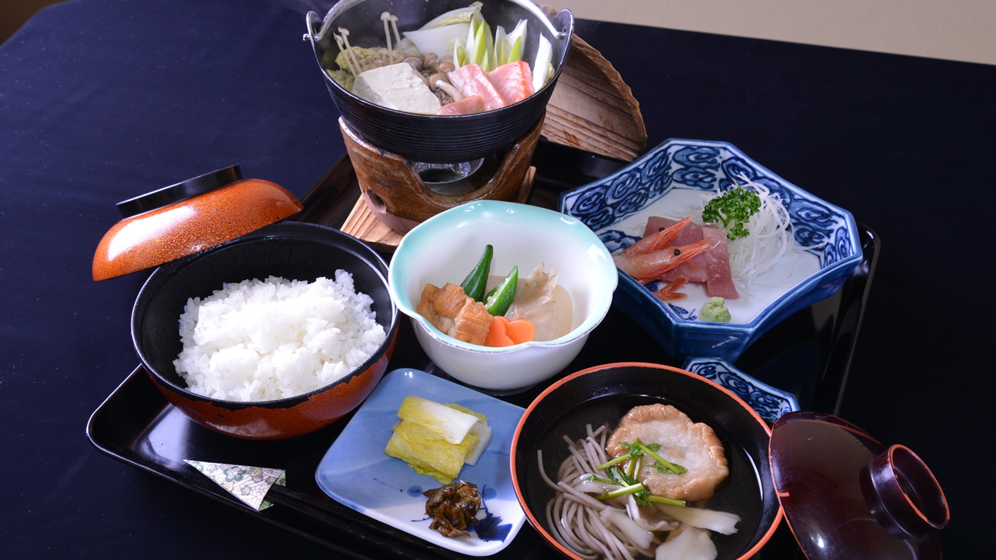 *お夕食一例（湯治プラン）/地元の食材を活かした、体にやさしいメニュー。健康を意識して腹八分の量に。