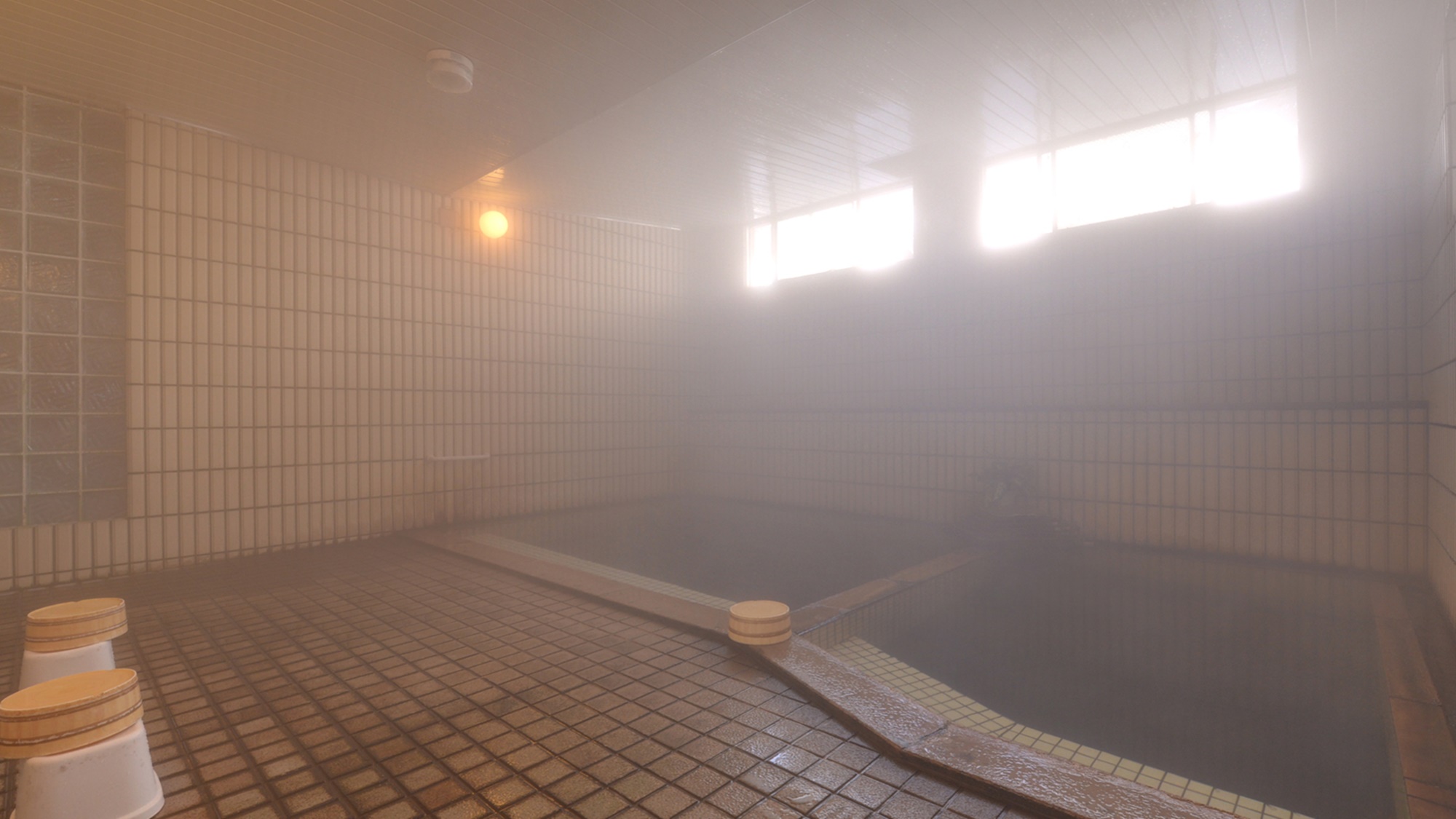 *大浴場(男湯)/24時間源泉かけ流しの天然温泉。その良質な湯を求め湯治客も多数。