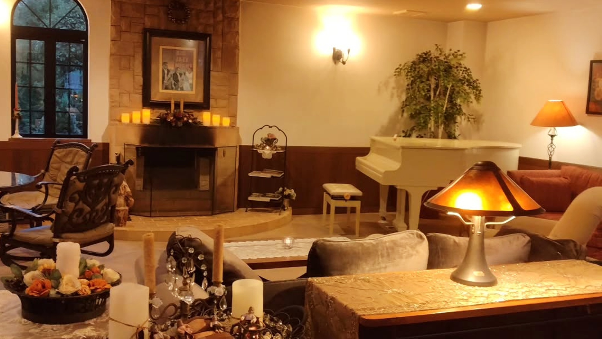 *【ロビー（夕方）】アロマオイルの香りに包まれる癒しの時間を。