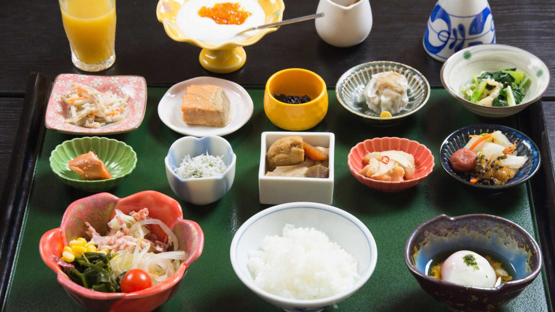 朝食 多彩な小鉢には寺泊ならではの珍味が並びます