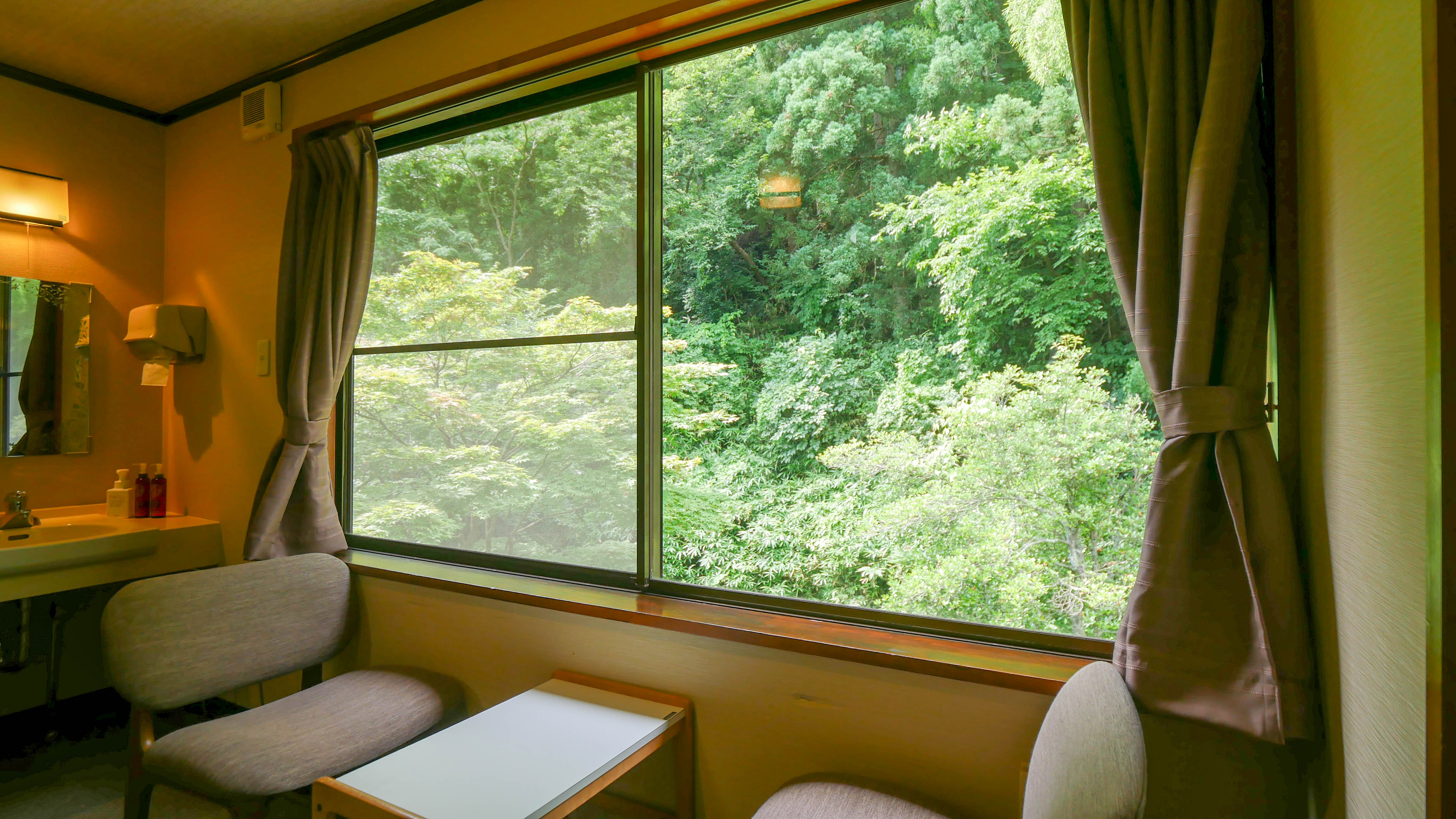 【和室10畳】窓が大きく気持ちよい場所です