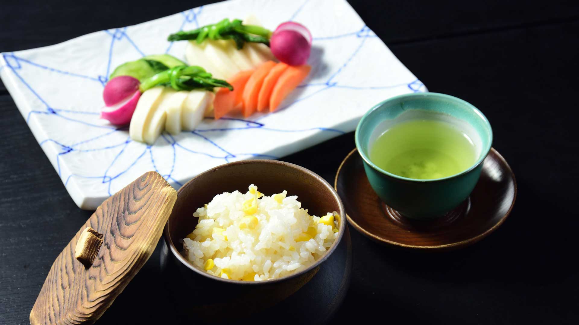 新潟契約農家米・自慢の美味しいお米を使った季節の炊き込みご飯（とうもろこし）