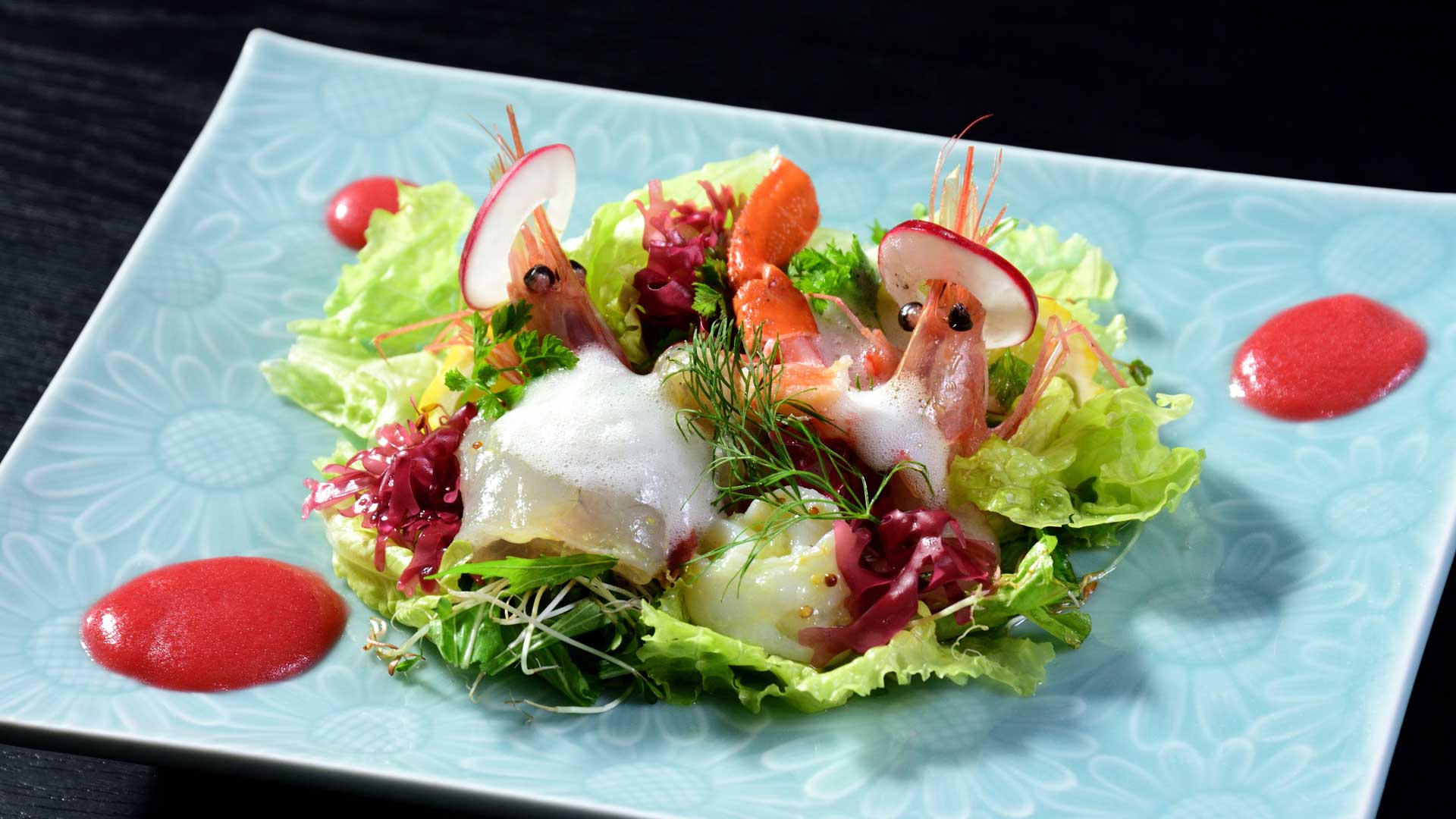 お造りは日本海の恵みを存分に盛り合わせたサラダ仕立て。泡醬油、梅肉ソースにて