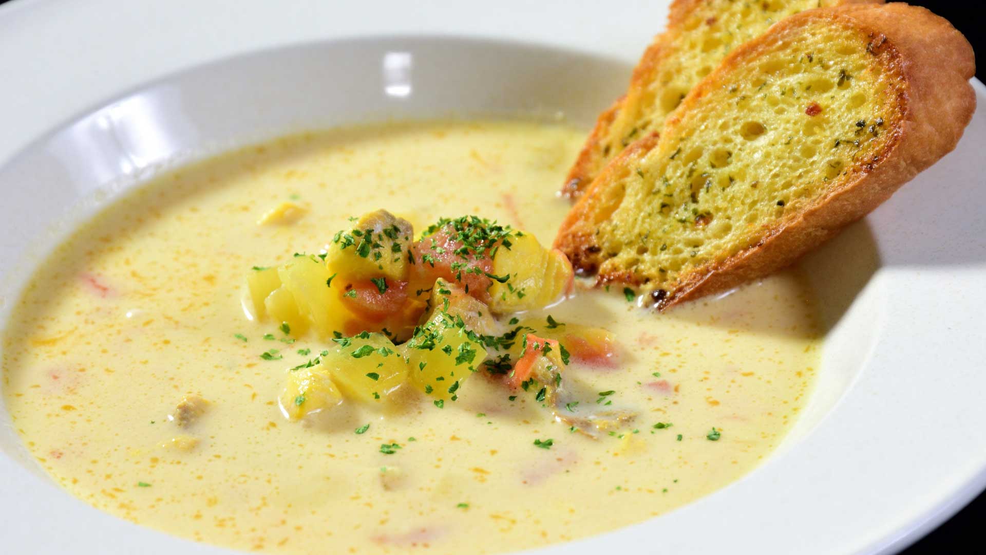 地元産の新鮮な魚介の旨みを活かした海鮮スープ・ガーリックトースト添え