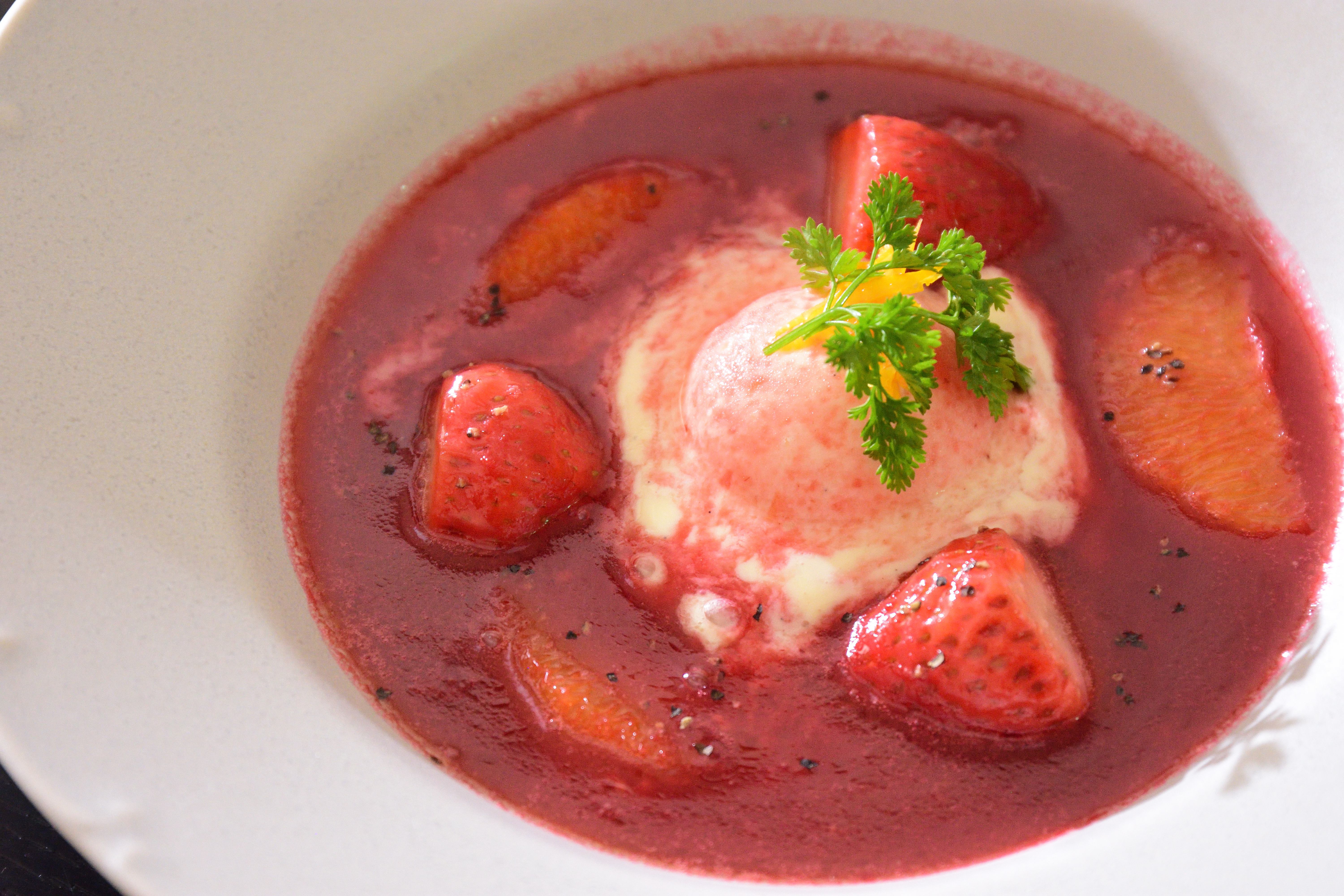 色鮮やかなイチゴのデザート