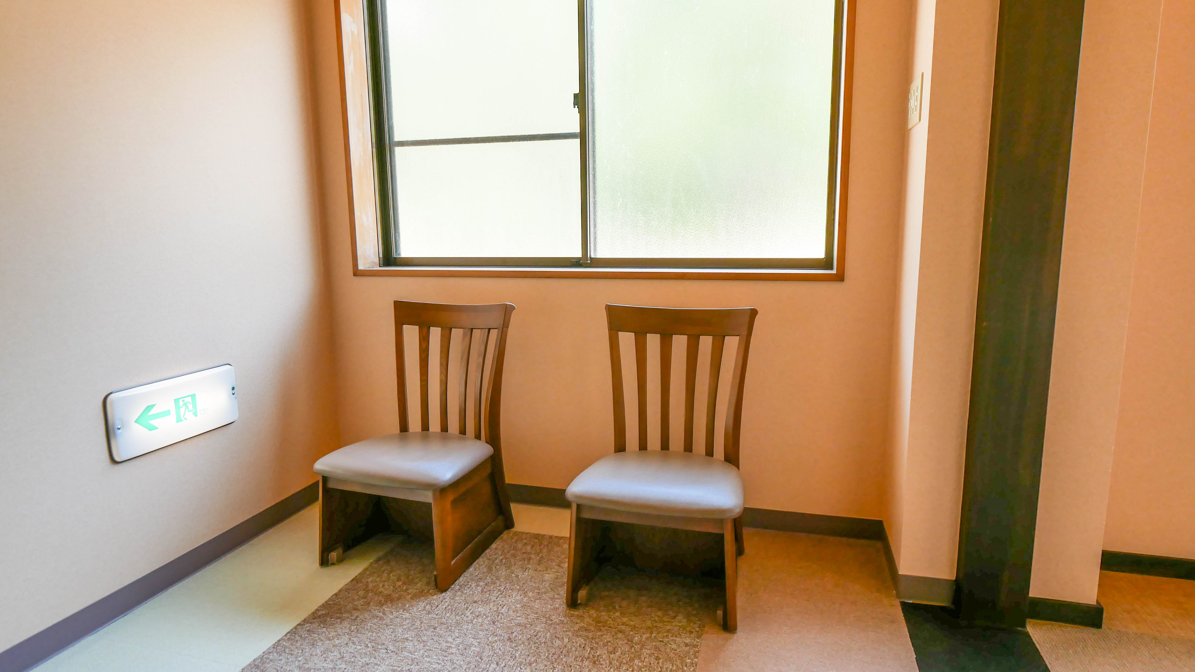 館内各所にある腰かけ椅子