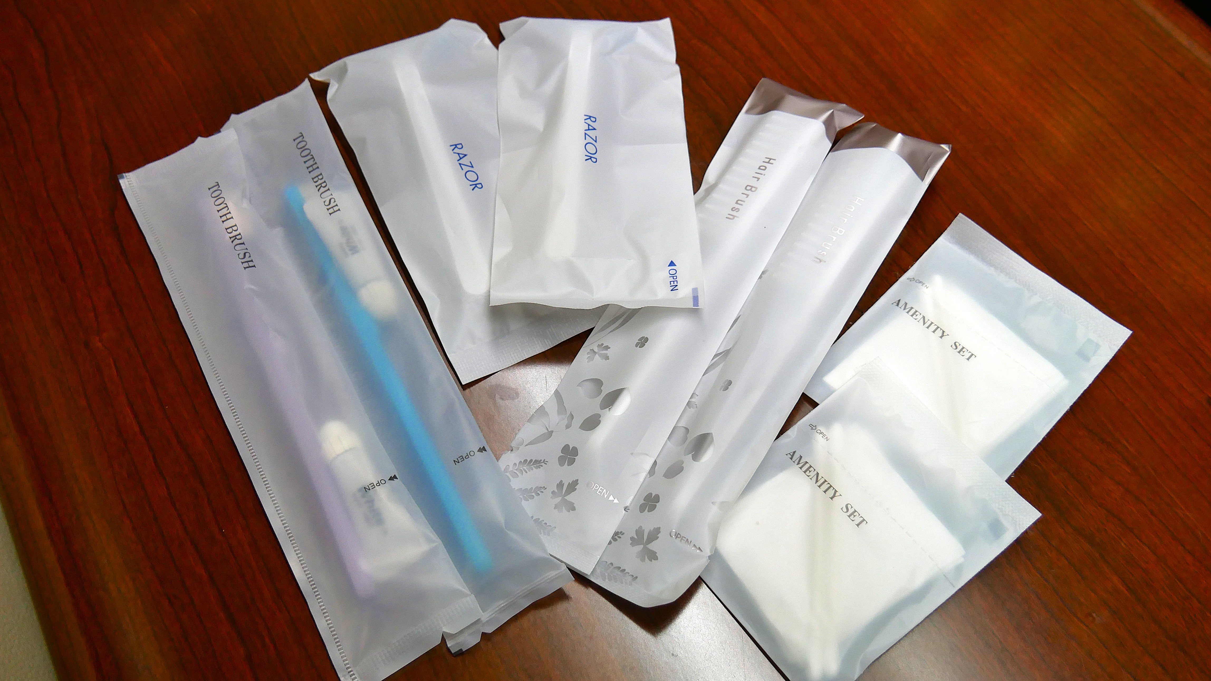 【のどか・桜桃】客室アメニティ（歯ブラシ、髭剃り、ヘアブラシ、アメニティセット）