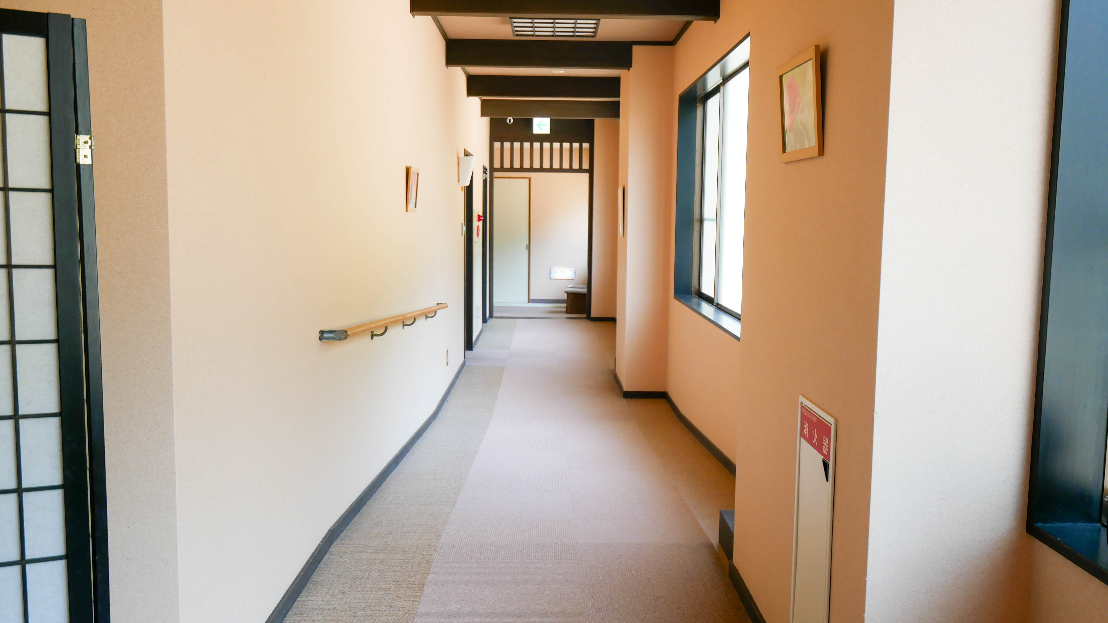 バリアフリー対応客室 桜まちに向かう廊下スロープ