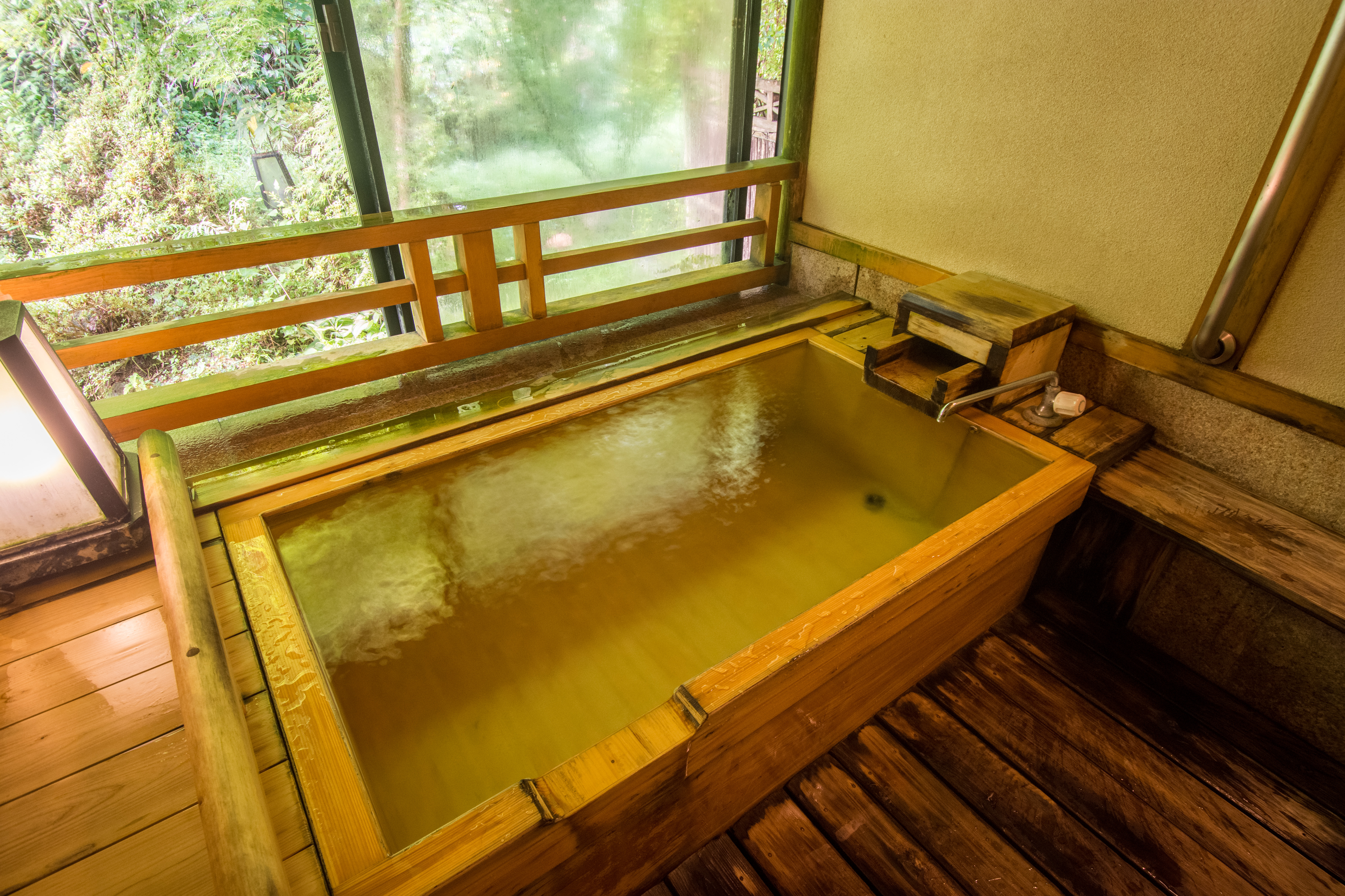 のどか 総檜造りの半露天風呂