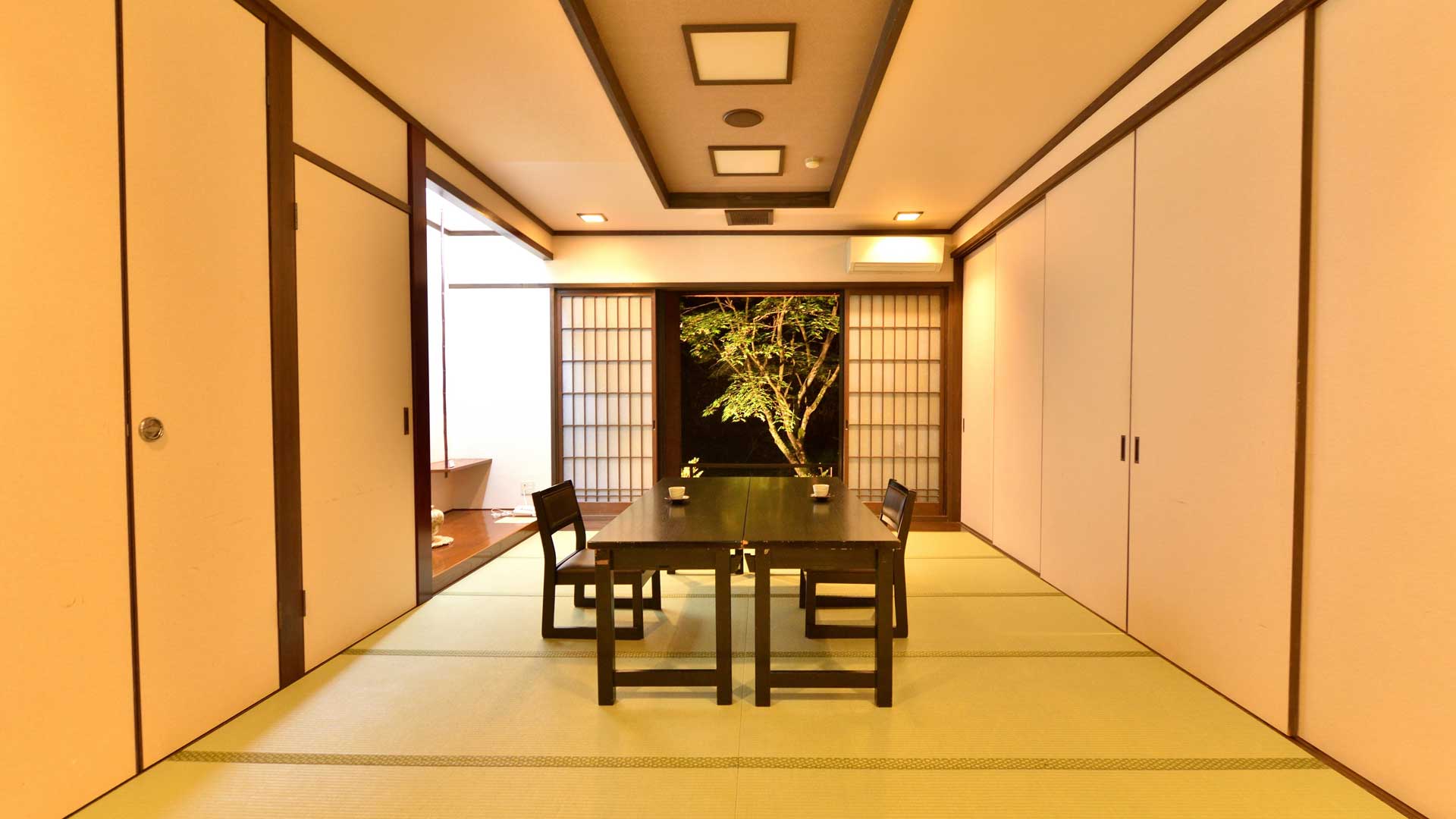 ゆったりとした個室の食事処