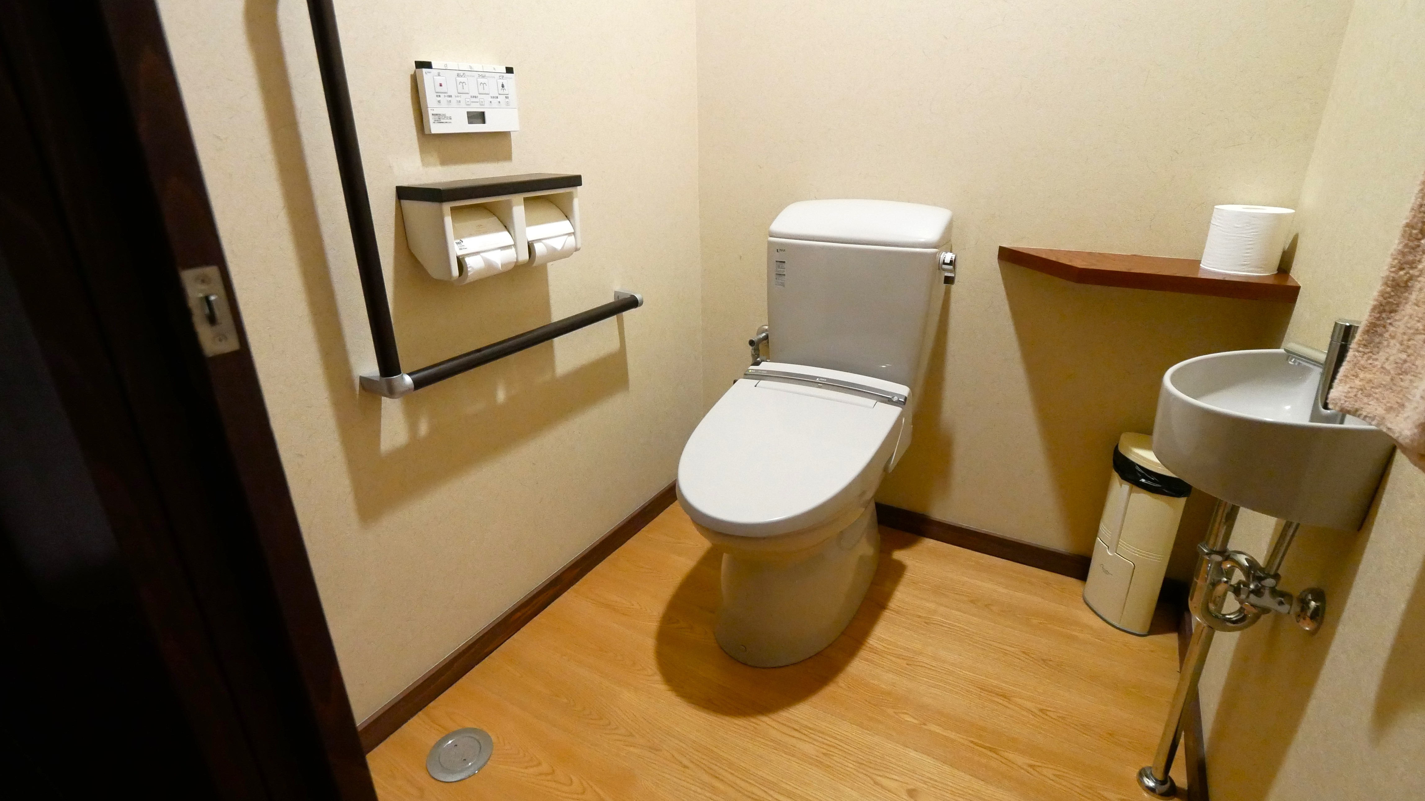 縁側があるバリアフリー客室「桜まち」のトイレ