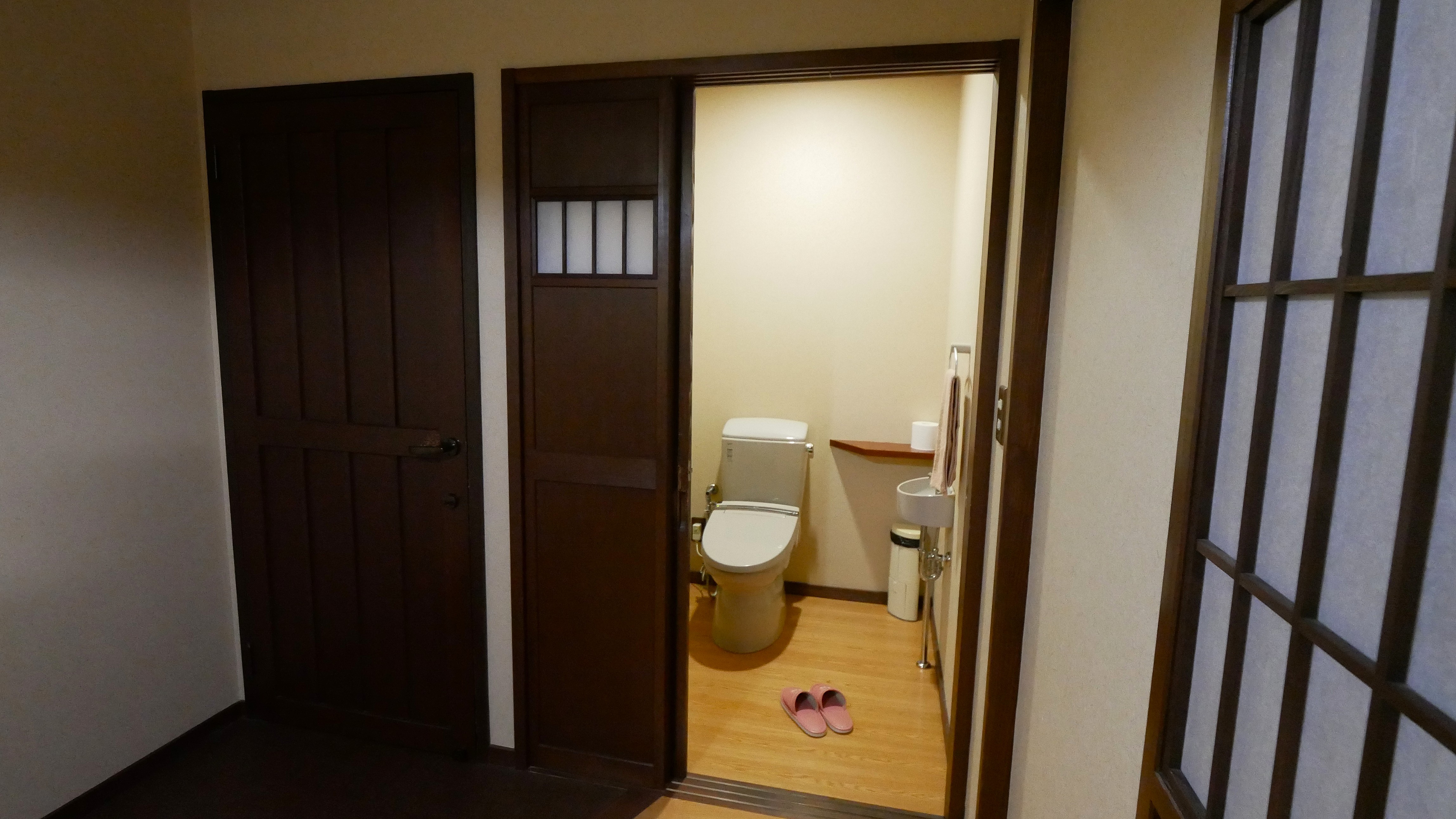 縁側があるバリアフリー客室「桜まち」のトイレ入口