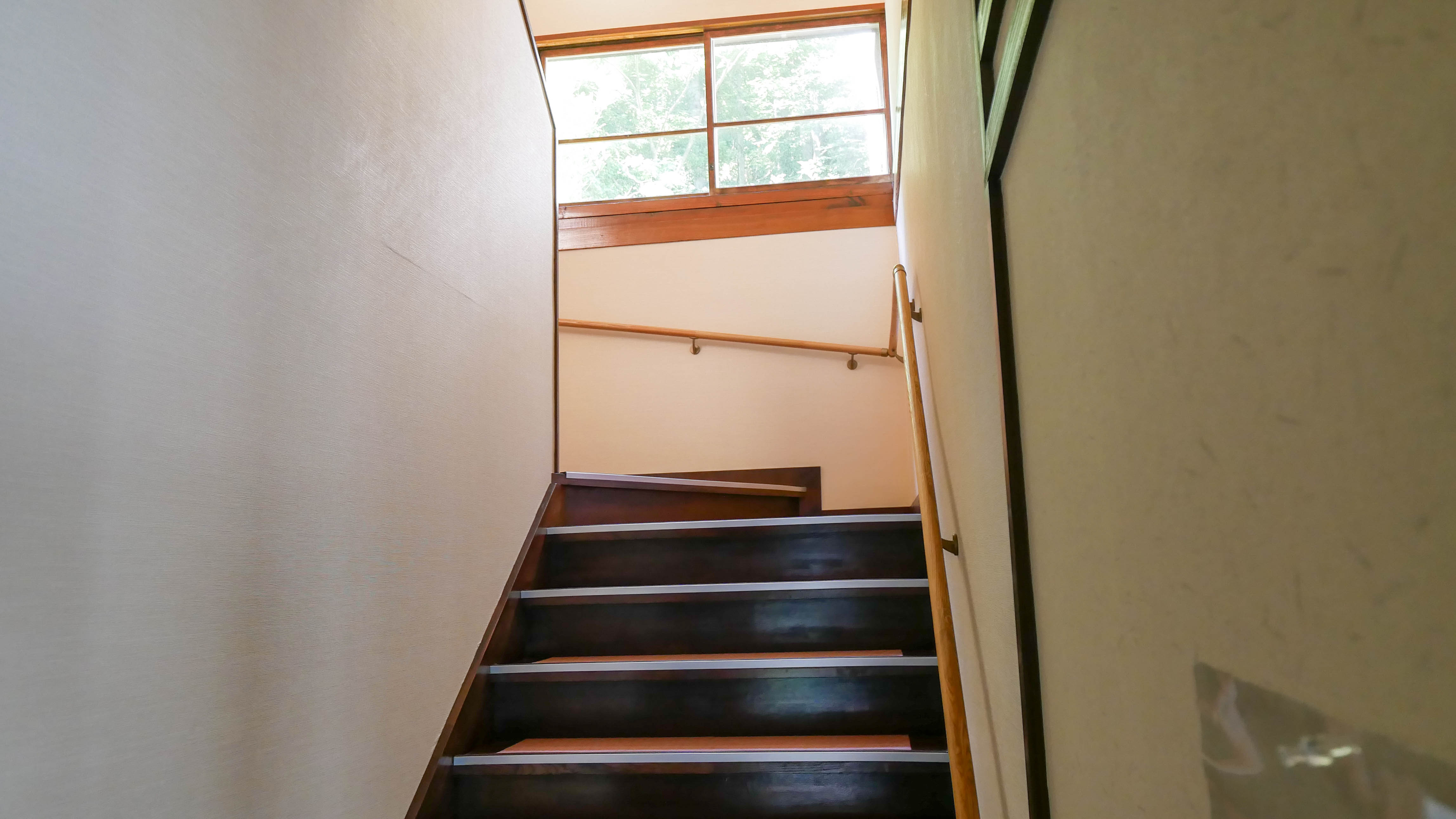 和室１０畳がある２階は階段でお上がりください