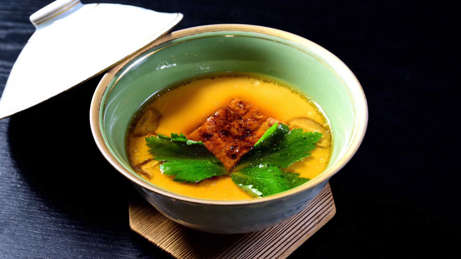 旬・鰻蒲焼の茶碗蒸し　鼈甲餡掛け