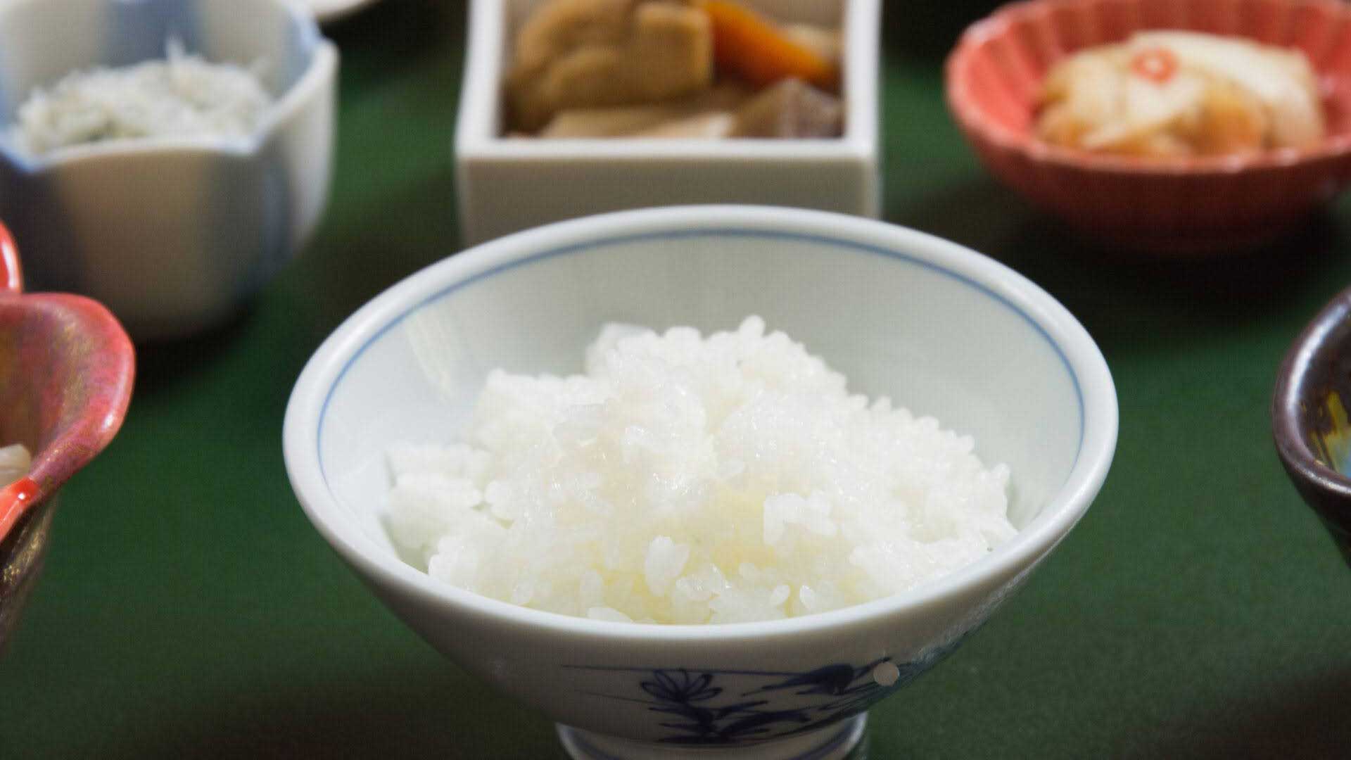 地元のお米で炊いたコシヒカリが好評です