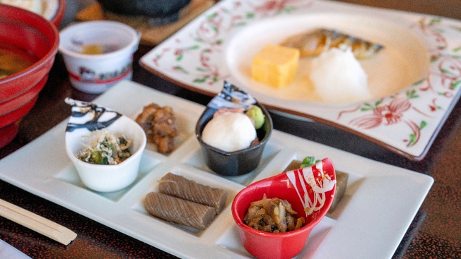【朝食付プラン】６種のおかずパレットや「焼き魚」「しじみ味噌汁」など漁師町の朝ごはんで心も体も元気に