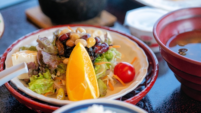 【朝食付プラン】６種のおかずパレットや「焼き魚」「しじみ味噌汁」など漁師町の朝ごはんで心も体も元気に