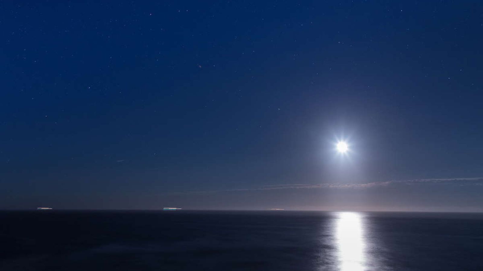 目の前の海より月への階段が見える事も♪