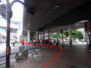 【京急鶴見駅より⑥】横断歩道を横浜銀行の方に渡ってください。渡ったら右折です。
