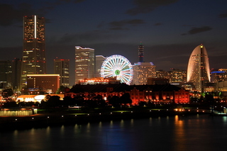 横浜港大桟橋からの夜景です