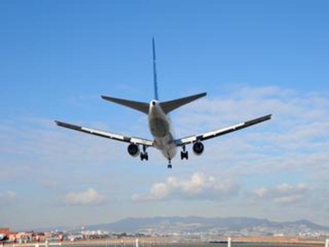 羽田空港へは京急の直通急行でおよそ25分です。