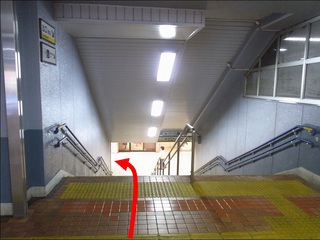 【京急鶴見駅より③】階段を降りたら左を向いてください。
