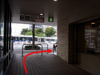 【京急鶴見駅より④】左側の出口を出たら右に曲がってください。
